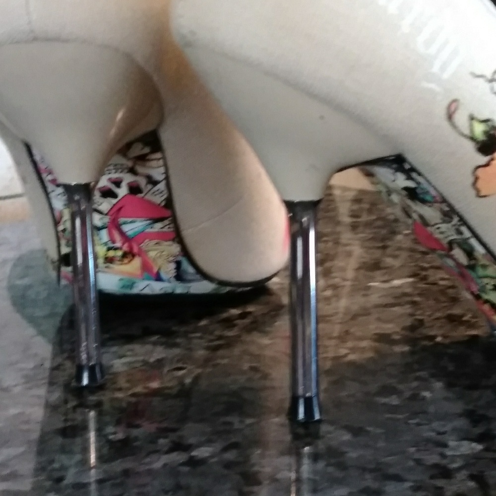 Ed Hardy Pumps - Picture 2 of 6